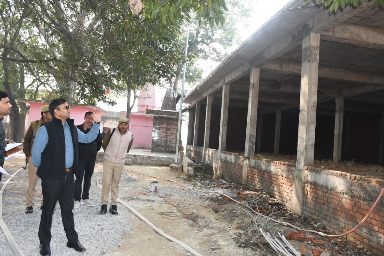 प्राचीन महादेव मंदिर के प्रांगण में चल रहे सौंदर्यीकरण और जीर्णाेद्धा