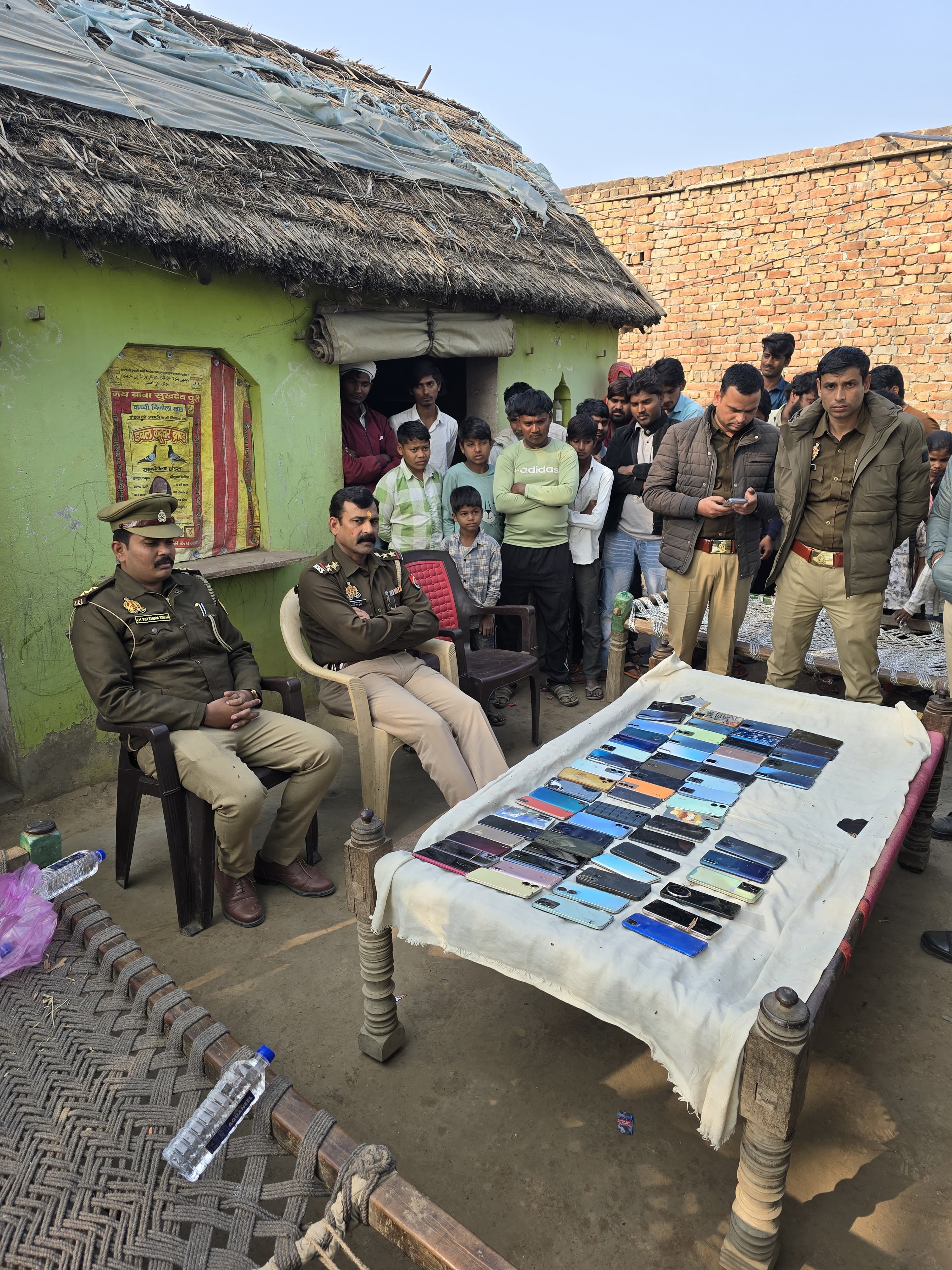 दौलतपुर के ग्रामीणों ने साइबर अपराध में प्रयुक्त 64 मोबाइल पुलिस को किये सुपुर्द