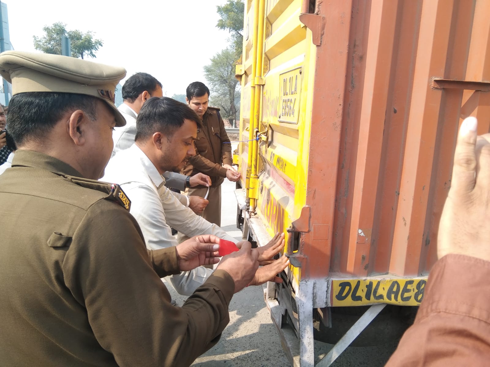 सड़क सुरक्षा अभियान के तहत वाहनों पर लगाए गए रिफ्लेक्टर