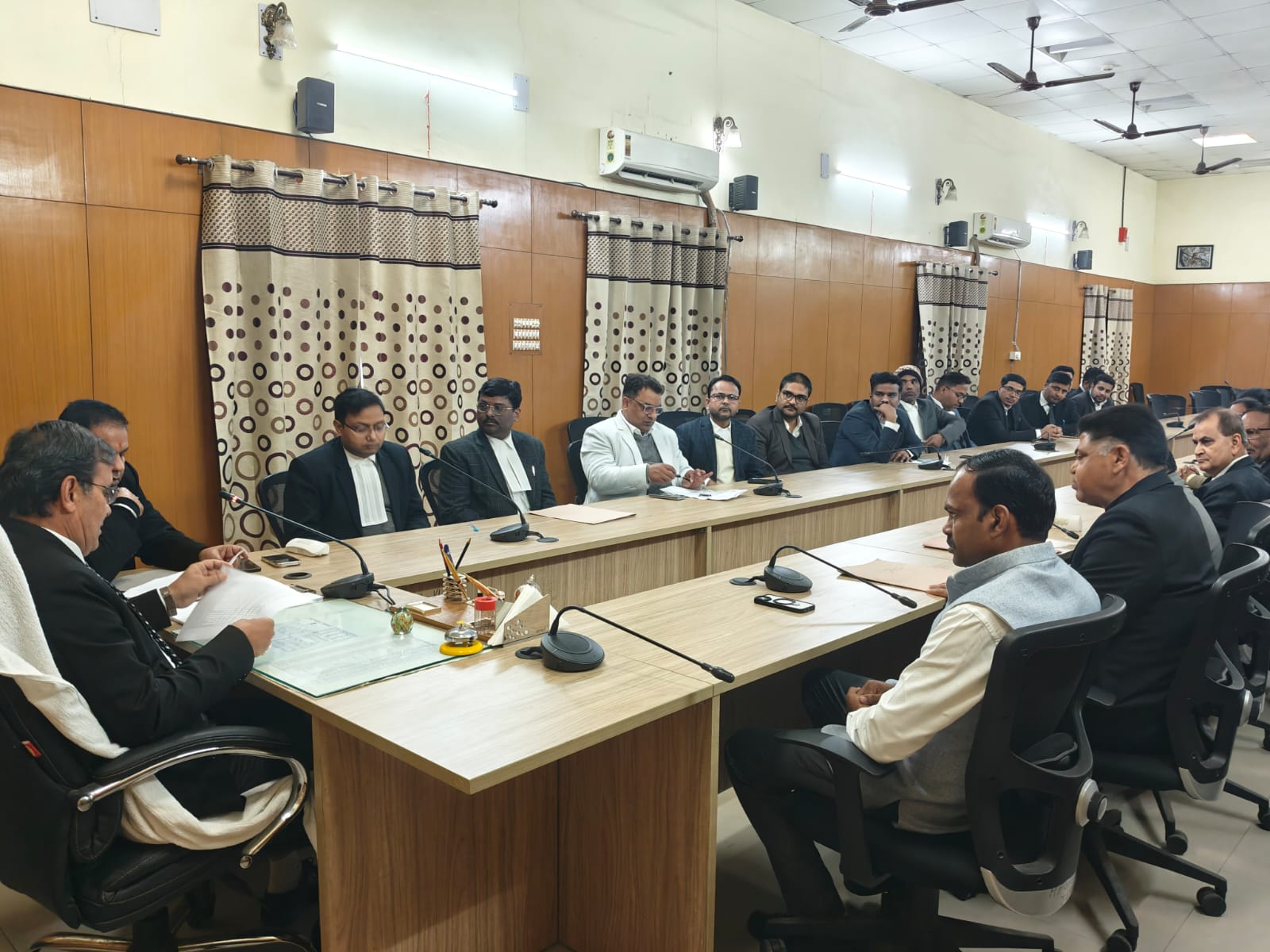 जिला विधिक सेवा प्राधिकरण की अध्यक्षता में समस्त नायिक अधिकारीगण के समीक्षा बैठक सम्पन्न