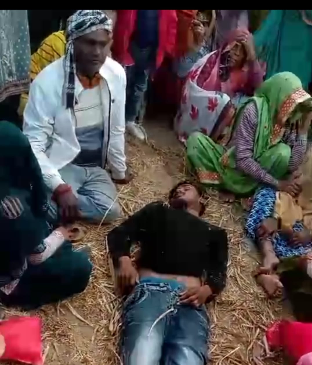 राधा कुंड चौकी क्षेत्र के अंतर्गत गाँव में संदिग्ध अवस्था में  युवक का शव मिलने से फैली सनसनी