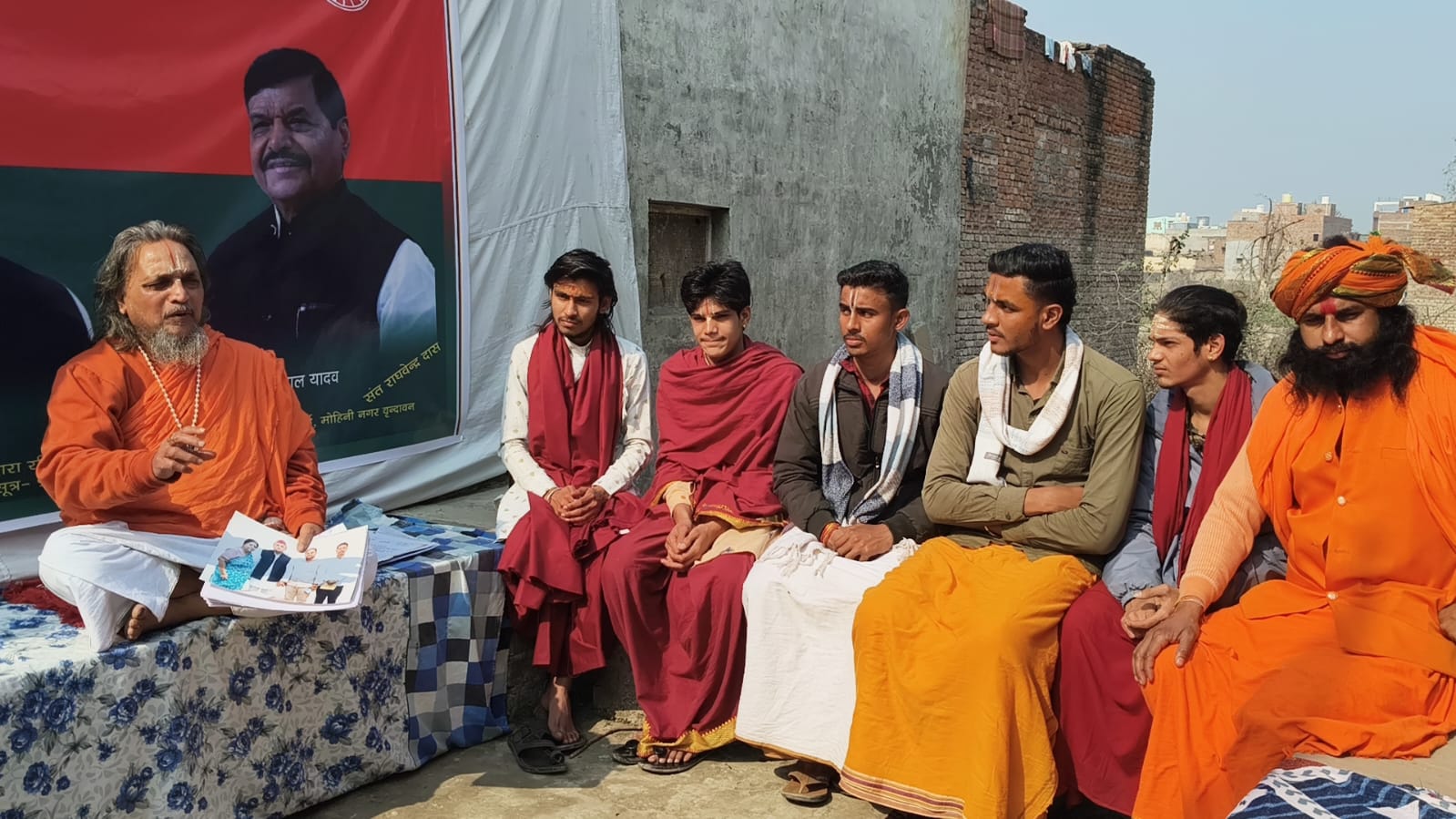 अखिलेश यादव पर बरसे संत राघवेंद्र आचार्य,वादाखिलाफी और ब्राह्मणों की दक्षिणा न देने का लगाया आरोप