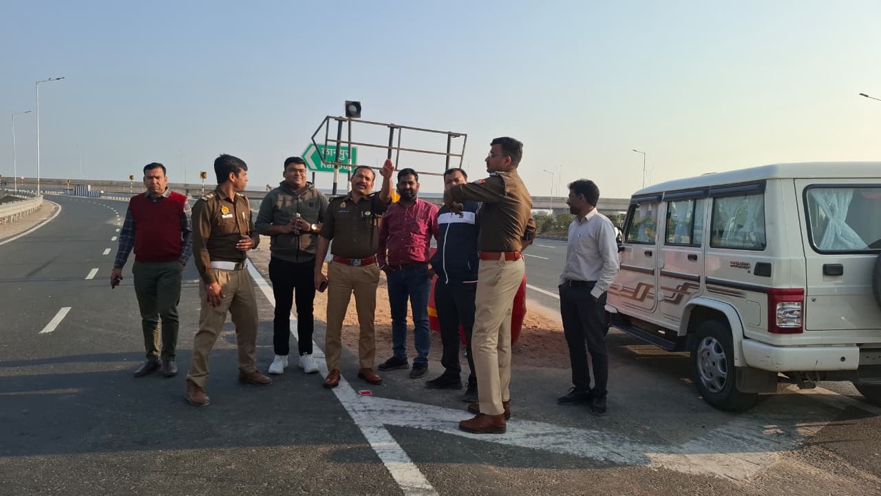 आगरा-मथुरा के बीच जाम की समस्या से निपटने के लिए अधिकारियों ने बॉर्डर पर चर्चा कर किया निरीक्षण