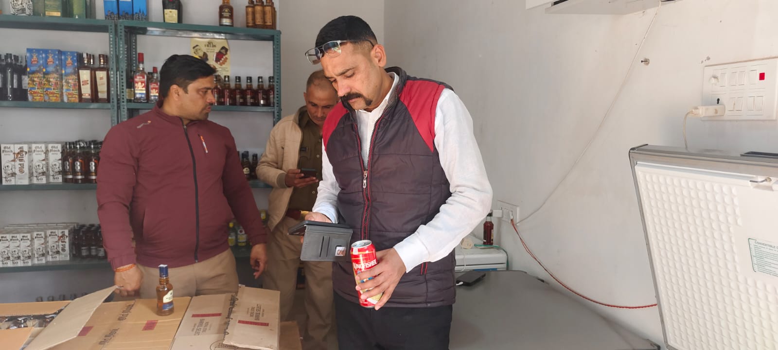 जिला आबकारी अधिकारी के निर्देशन में फुटकर देशी मदिरा एवं कम्पोजिट दुकानों का किया निरीक्षण