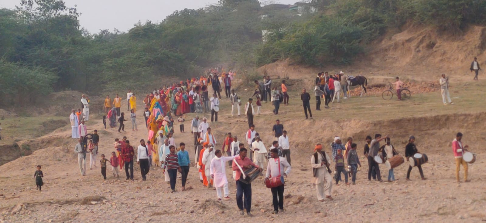 ग्राम सिकरी व्यास में यज्ञ कलश यात्रा का भव्य शुभारंभ, भक्तिमय हुआ माहौल