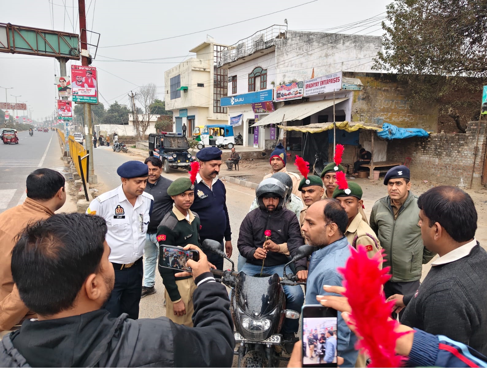 बरिष्ठ पुलिस अधीक्षक के निर्देशन में "राष्ट्रीय सड़क सुरक्षा माह " केअंतर्गत चलाए जा रहे विशेष अभियान