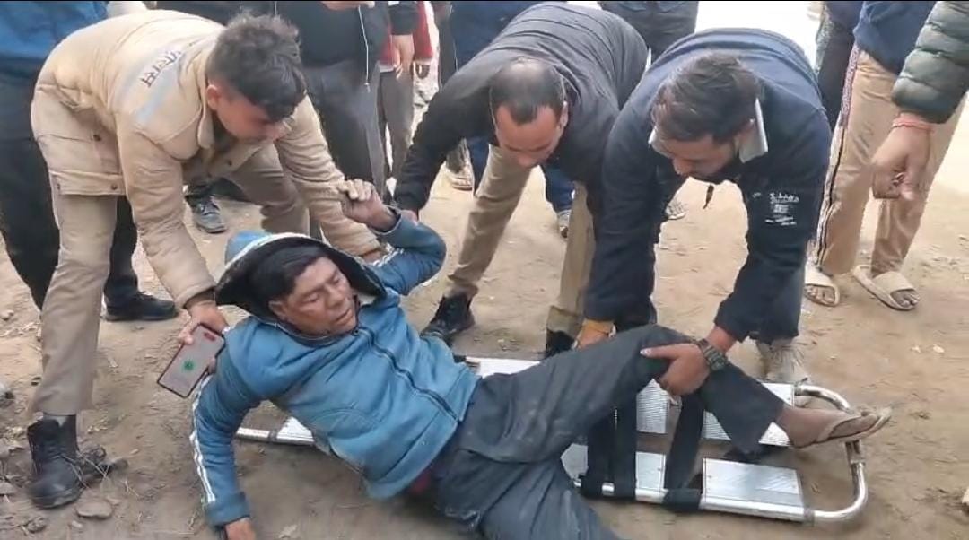 अनियंत्रित ई-रिक्शा पलटने से चालक समेत दो महिला श्रद्धालु घायल, एम्बुलेंस देरी से पहुंची, डेढ़ घंटे तक तड़पता रहा घायल