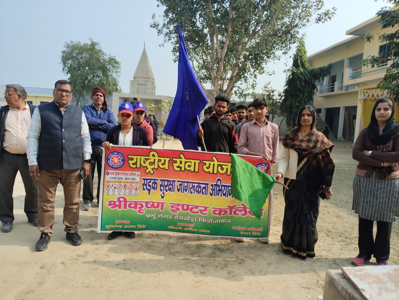 सात दिवसीय आवासीय विशेष शिविर के चतुर्थ दिवस में स्वयंसेवक स्वयंसेविका ने सड़क सुरक्षा जागरूकता अभियान