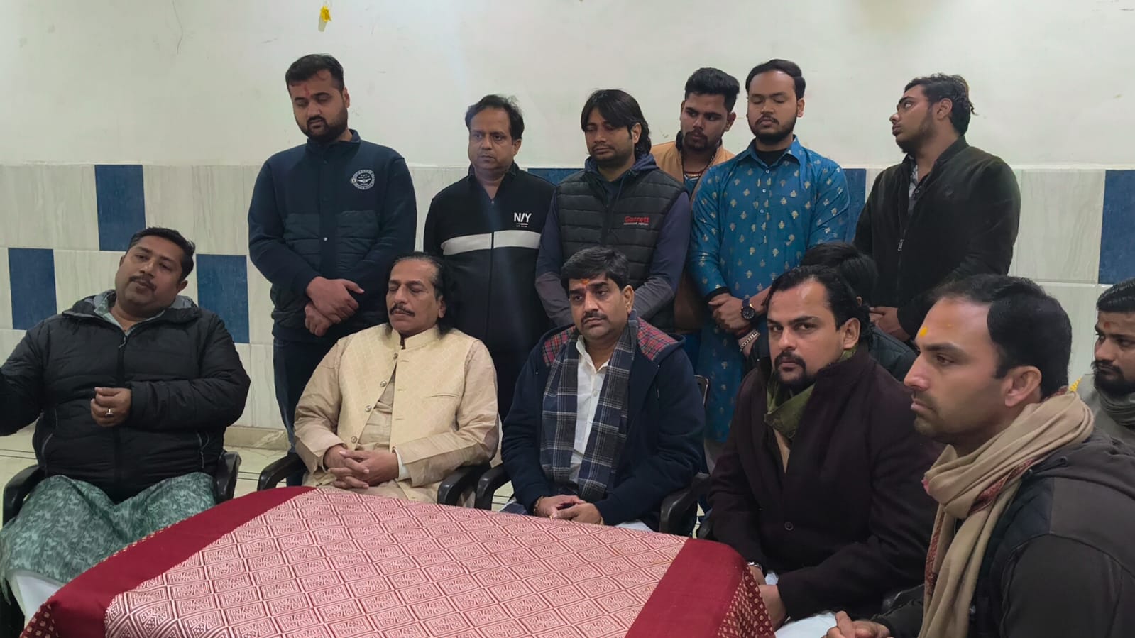 प्रयागराज घटना पर भड़के बांके बिहारी मंदिर के सेवायत गोस्वामी, प्रशासन के खिलाफ जताया कड़ा विरोध