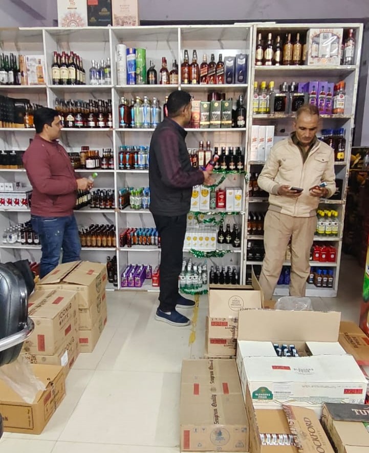 फुटकर देशी मदिर एवं कम्पोजिट दुकानो का निरीक्षण किया