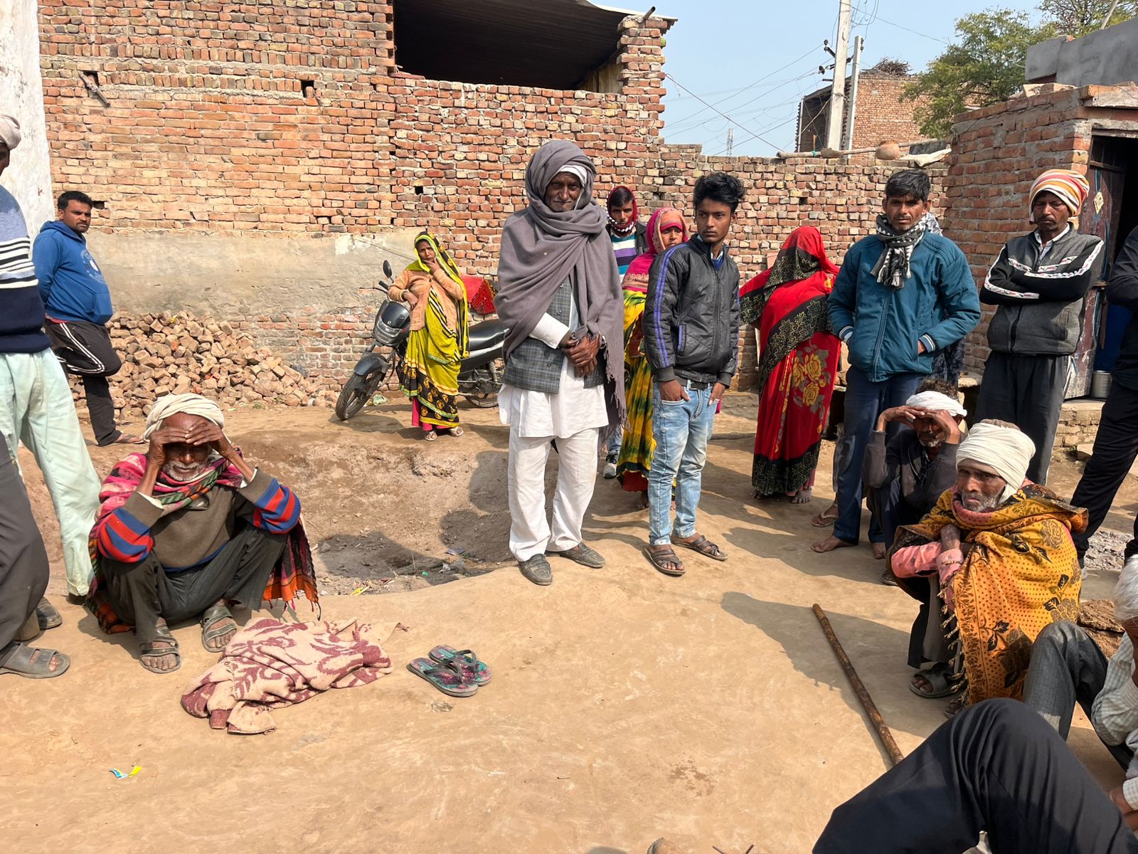 आगरा के थाना खंदौली क्षेत्र पंचायत बेलौठ गांव में दबंगई का कहर, प्रजापति परिवार को गांव से करना पड़ा पलायन