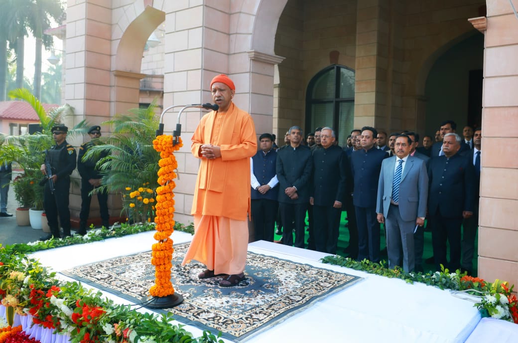मुख्यमंत्री योगी आदित्यनाथ ने 77वें गणतंत्र दिवस पर अपने आवास पर झंडा फहराया, प्रदेशवासियों को दी शुभकामना