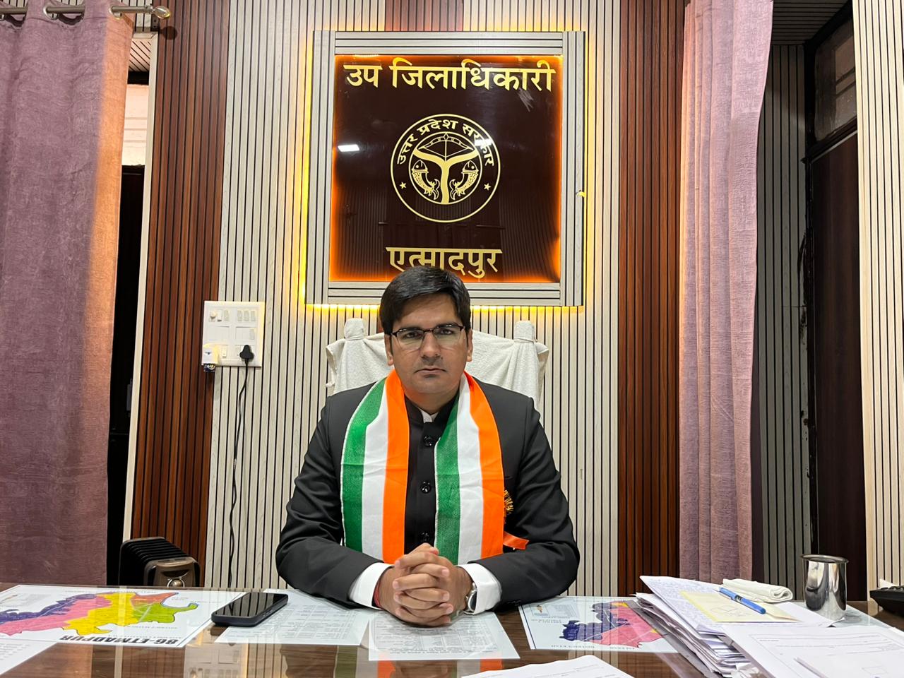 एत्मादपुर के उपजिलाधिकारी सुमित सिंह को आगरा मंडल में प्रथम स्थान लखनऊ में मुख्य निर्वाचन अधिकारी नवदीप रिणवा द्वारा सम्मानित