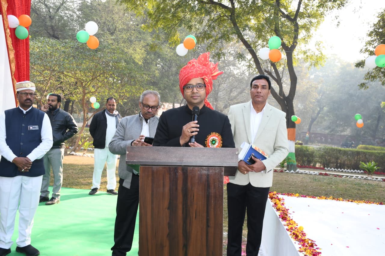 77 वें गणतंत्र दिवस के पावन अवसर पर कलेक्ट्रेट परिसर में डीएम रमेश रंजन द्वारा किया  ध्वजारोहण
