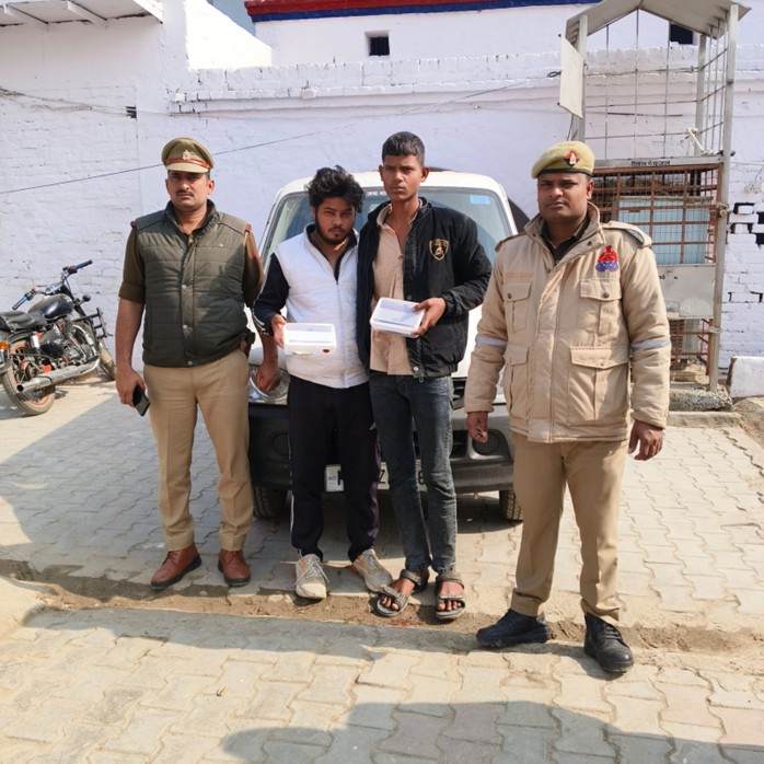 टूण्डला पुलिस टीम द्वारा कार बुक करके चालक का अपहरण कर चालक से उसकी ईको कार, मोबाइल फोन व 7000 रूपये चोरी करने वाले 02 अभियुक्त साहिल व संजय को किया गिरफ्तार