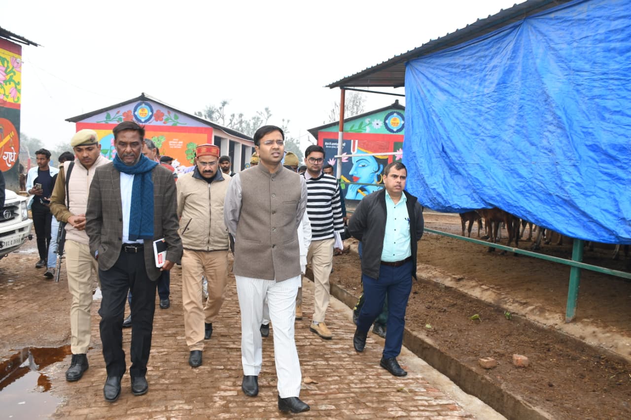 डीएम रमेश रंजन द्वारा विकास खण्ड हाथवंत के अन्तर्गत स्थित सांती गौशाला का किया औचक निरीक्षण
