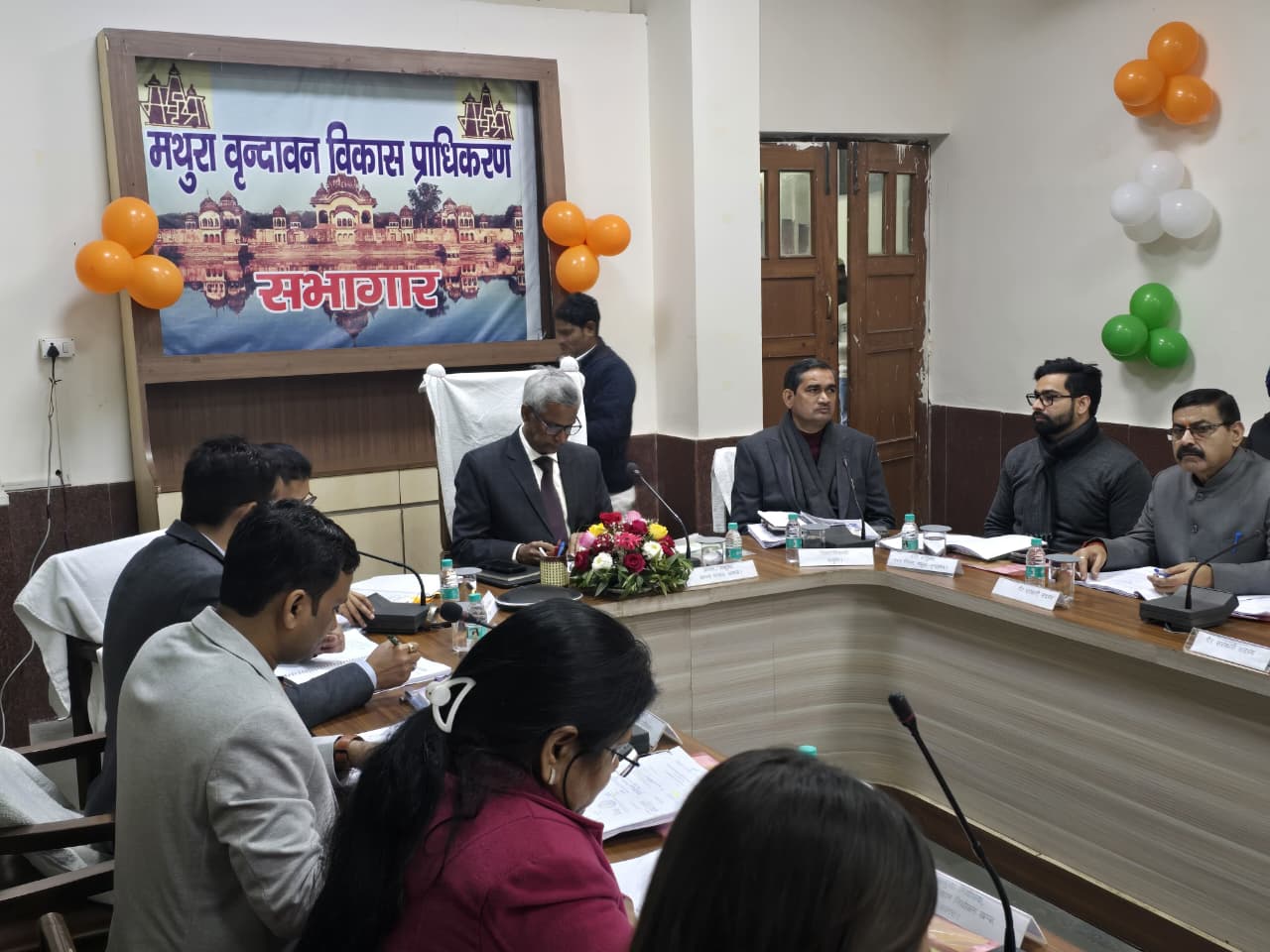 मंडलायुक्त ने की मथुरा वृंदावन विकास प्राधिकरण की 108 वी बोर्ड बैठक