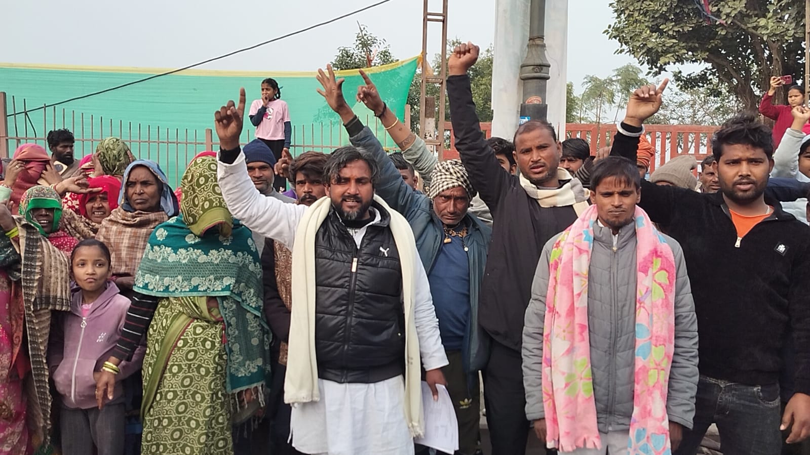 सरकारी संपत्ति पर हो रहे अवैध कब्जे को लेकर स्थानीय लोगो में आक्रोश