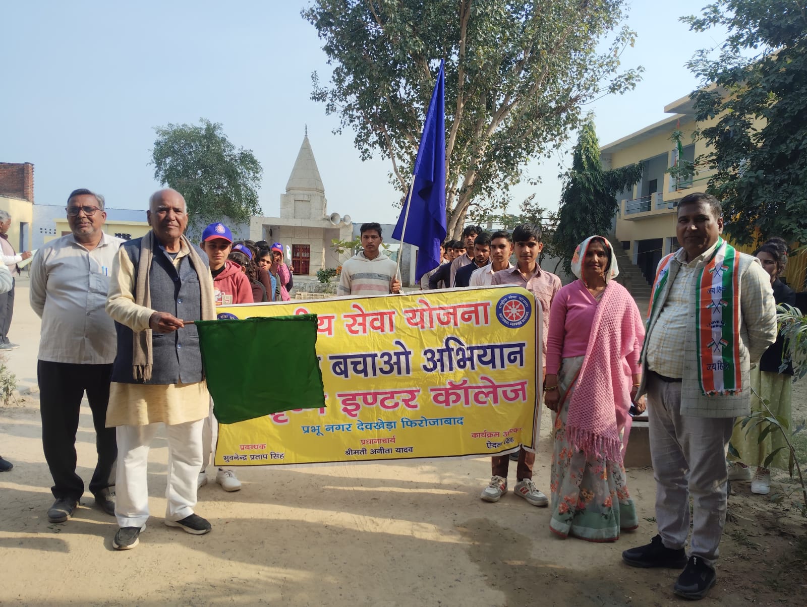झंडा रैली  प्रभात फेरी के पश्चात विद्यालय प्रांगण में किया श्रमदान