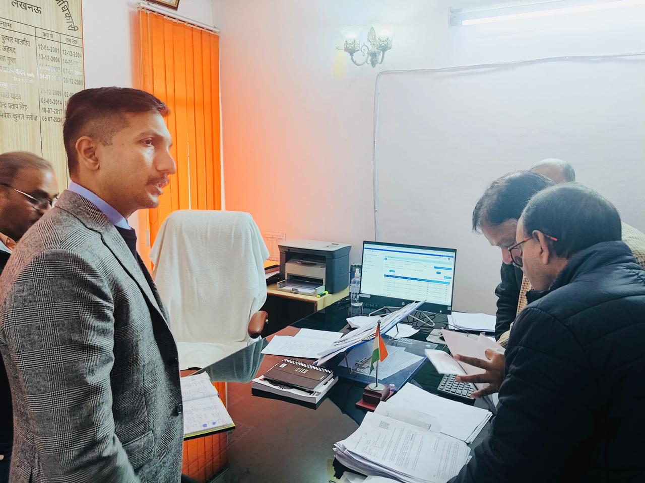 जिलाधिकारी ने बीआरसी एवं एईआरओ सुनवाई केंद्रों का किया औचक निरीक्षण