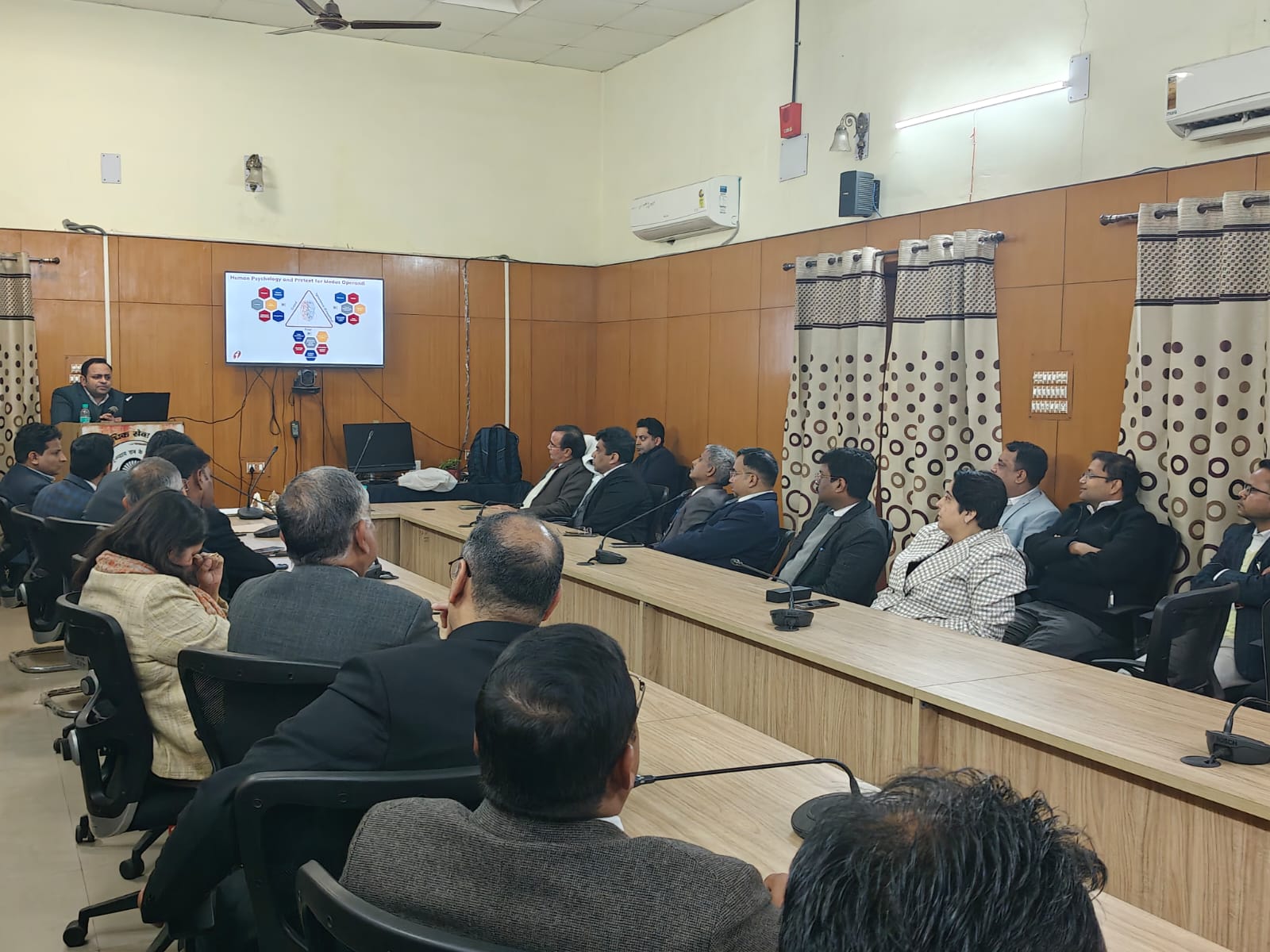 जिला विधिक सेवा प्राधिकरण संजय कुमार मलिक की अध्यक्षता में समस्त नायिक अधिकारीगण के साथ सम्पन्न हुई समीक्षा बैठक
