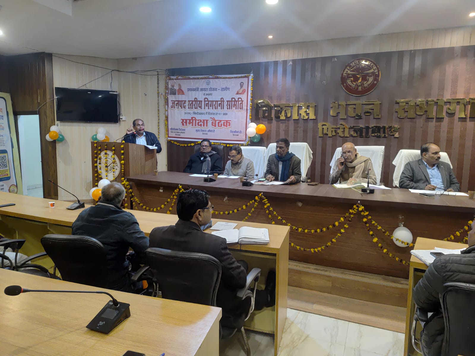 डीएम रमेश रंजन के मार्ग निदेशन में विकास भवन सभागार में जिला स्तरीय निगरानी समिति के बैठक की आयोजित