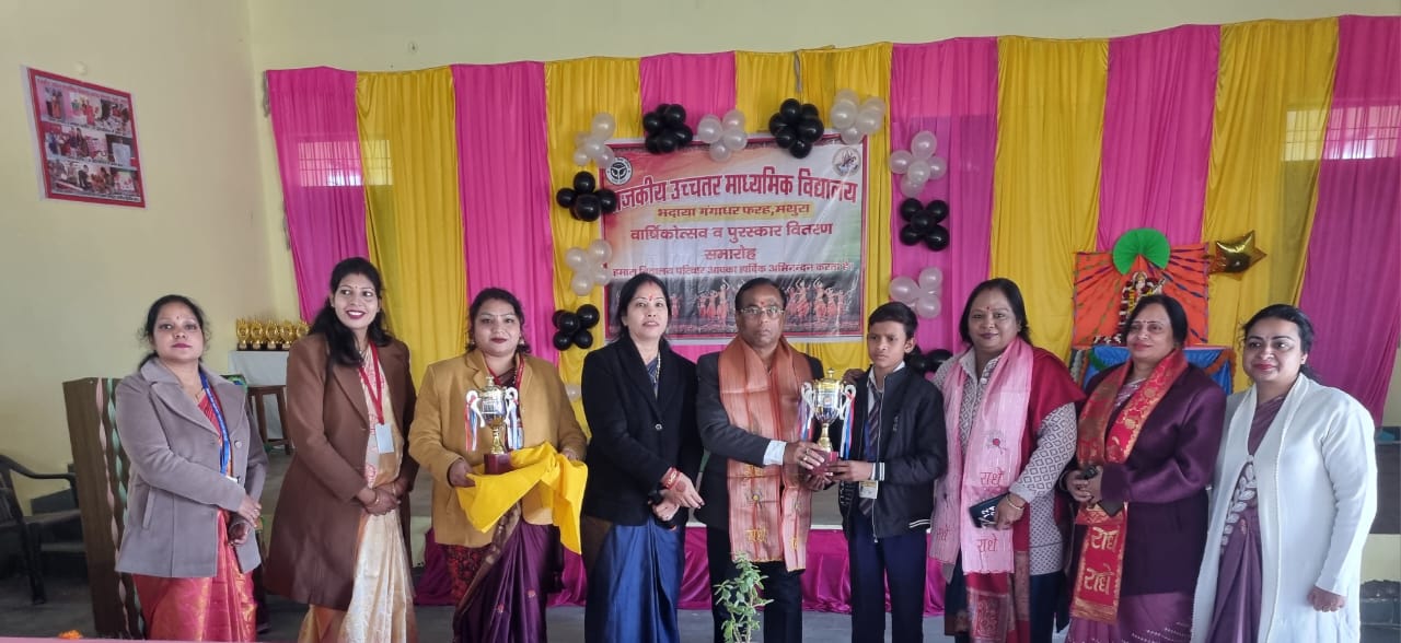 प्रथम वार्षिकोत्सव में पुरस्कार पाकर खिले बच्चों के चेहरे