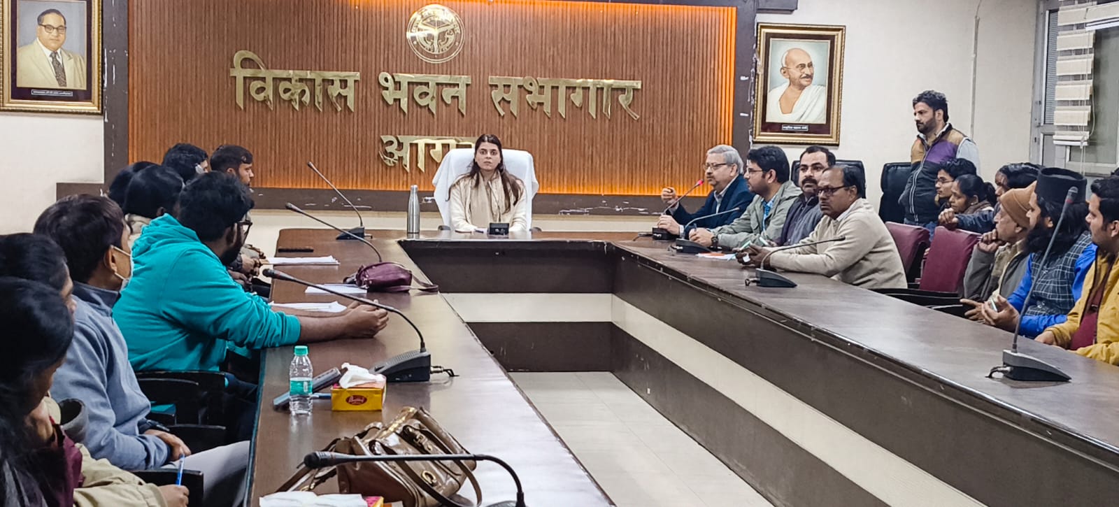 विकास भवन सभागार मे शहरी क्षेत्र के MOIC और कोटेदारों के साथ आयुष्मान कार्ड निर्माण संबंधी महत्वपूर्ण बैठक की गई आयोजित