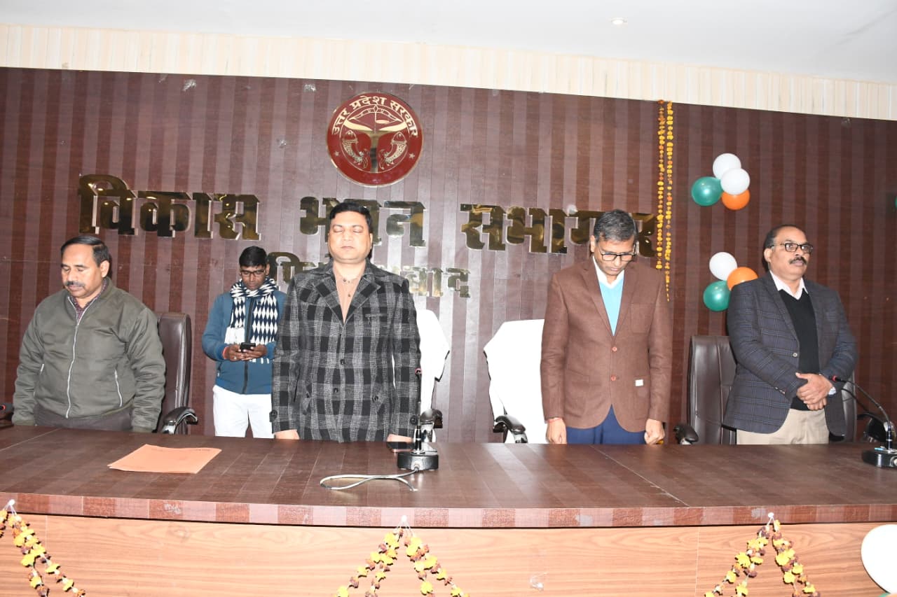 अमर वलिदानियों के सम्मान में दो मिनट का मौन धारण कर उनके प्रति कृतज्ञता व्यक्त की गई