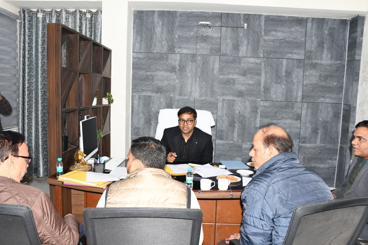 डीएम रमेश रंजन ने अधिकारियों को सख्त लहजे मे स्पष्ट किया कि विकास और व्यवस्था के वीच आमजन का उत्पीडन बर्दाश्त नही किया जाएगा