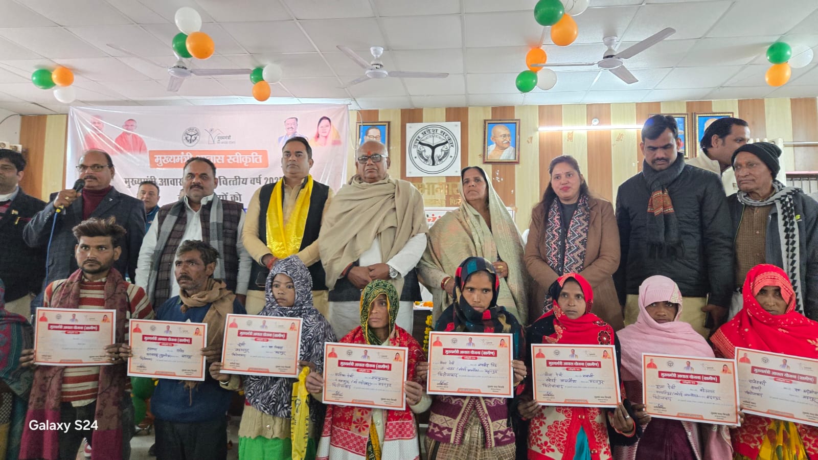 मदनपुर ब्लॉक में 149 लाभार्थियों को मिले मुख्यमंत्री आवास योजना के प्रमाण पत्र, खिलें चेहरे
