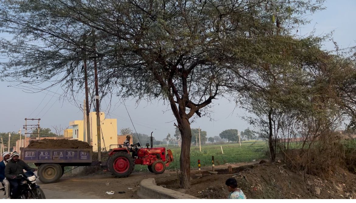 आगरा थाना बरहन के थलू गढ़ी में बेखौफ खनन माफिया, दिनदहाड़े सीना चीर रही मशीनें