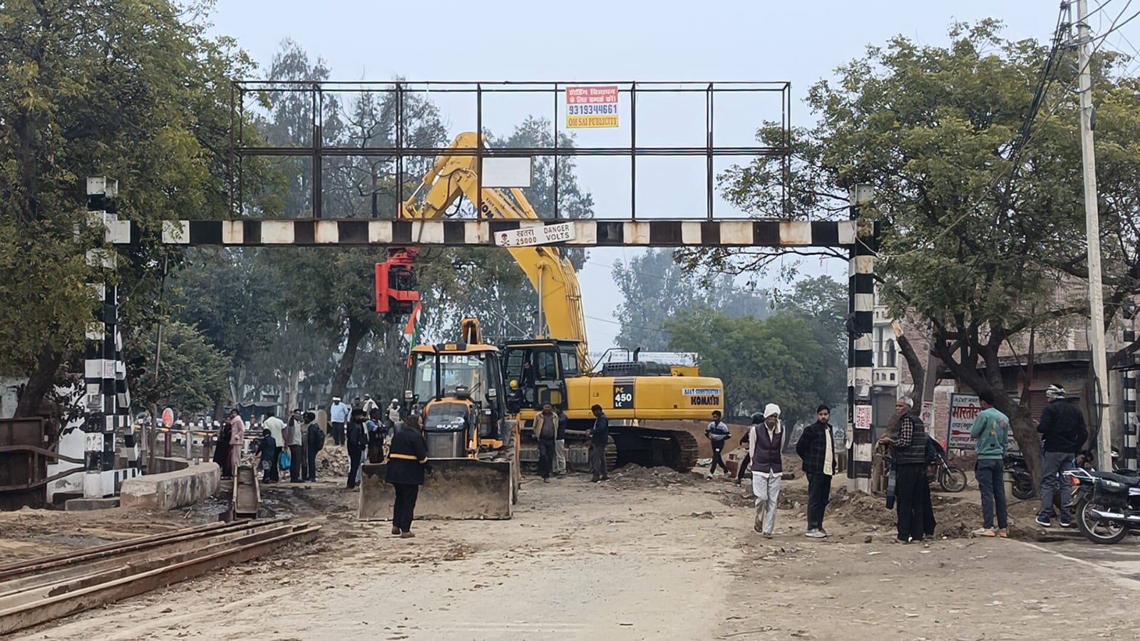 राया में रेलवे अंडरपास कार्य  के चलते कोयल फाटक पर आवागमन किया बंद, मांट मार्ग पर लगा जाम
