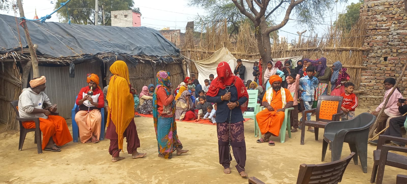 बेड़ियों में जकड़ा इंसाफ  प्रधानमंत्री आवास से वंचित करने पर नगला सफेरा में बीन बजाकर फूटा गुस्सा