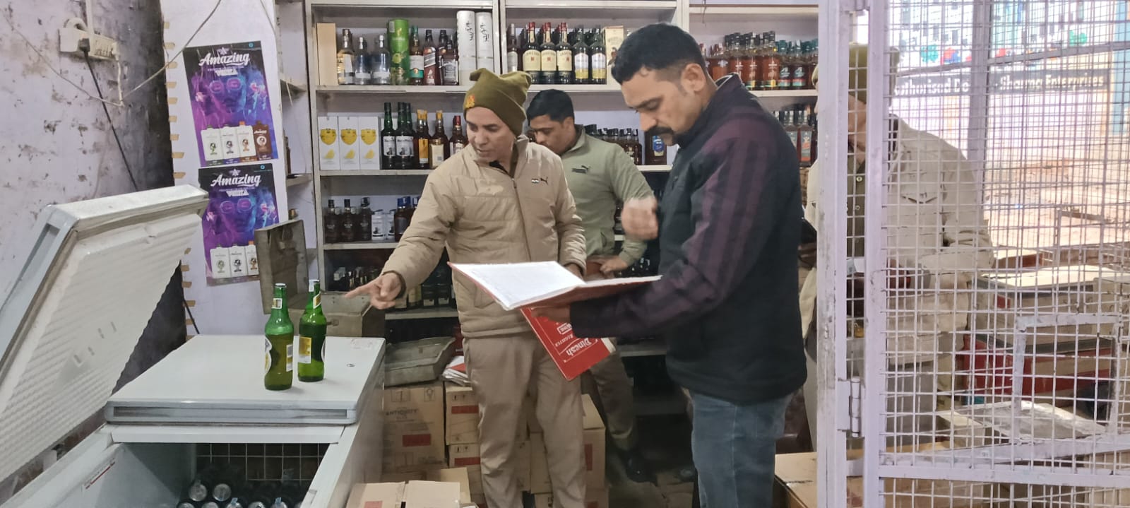 जिला आबकारी अधिकारी के निदेशन में कम्पोजिट और देशी मदिरा की दुकानो का किया तिरीक्षण