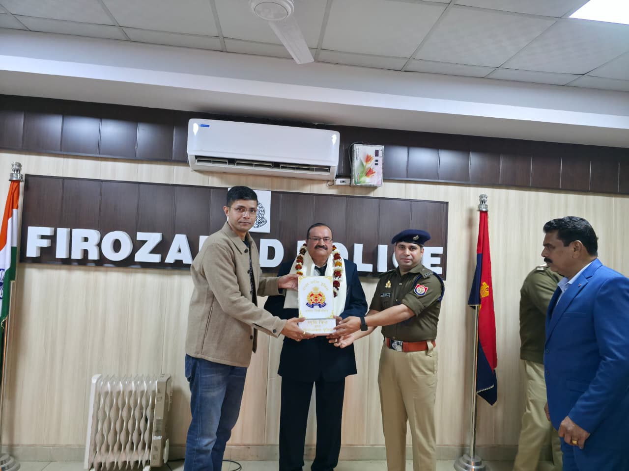 सेवानिमृत 8 पुलिस कर्मियों को एसएसपी द्वारा उपहार एवं माला पहनाकर दी गयी विदाई