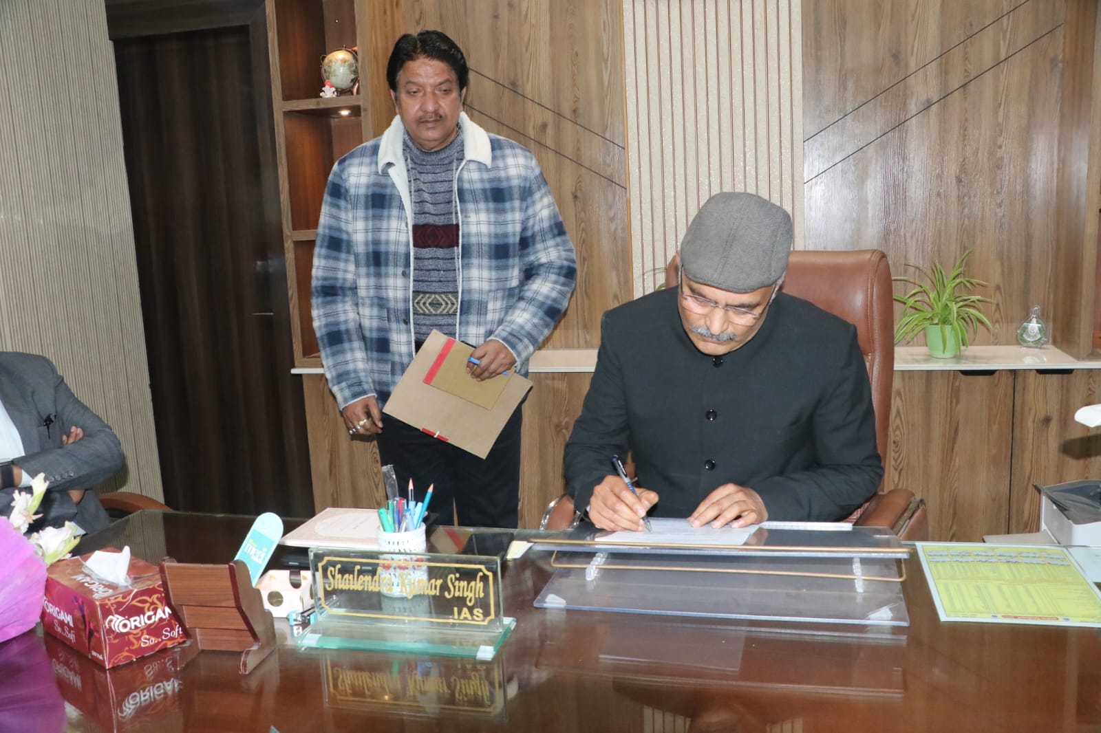 नवागत मण्डल आयुक्त नागेन्द्र प्रताप ने संभाला पदभार