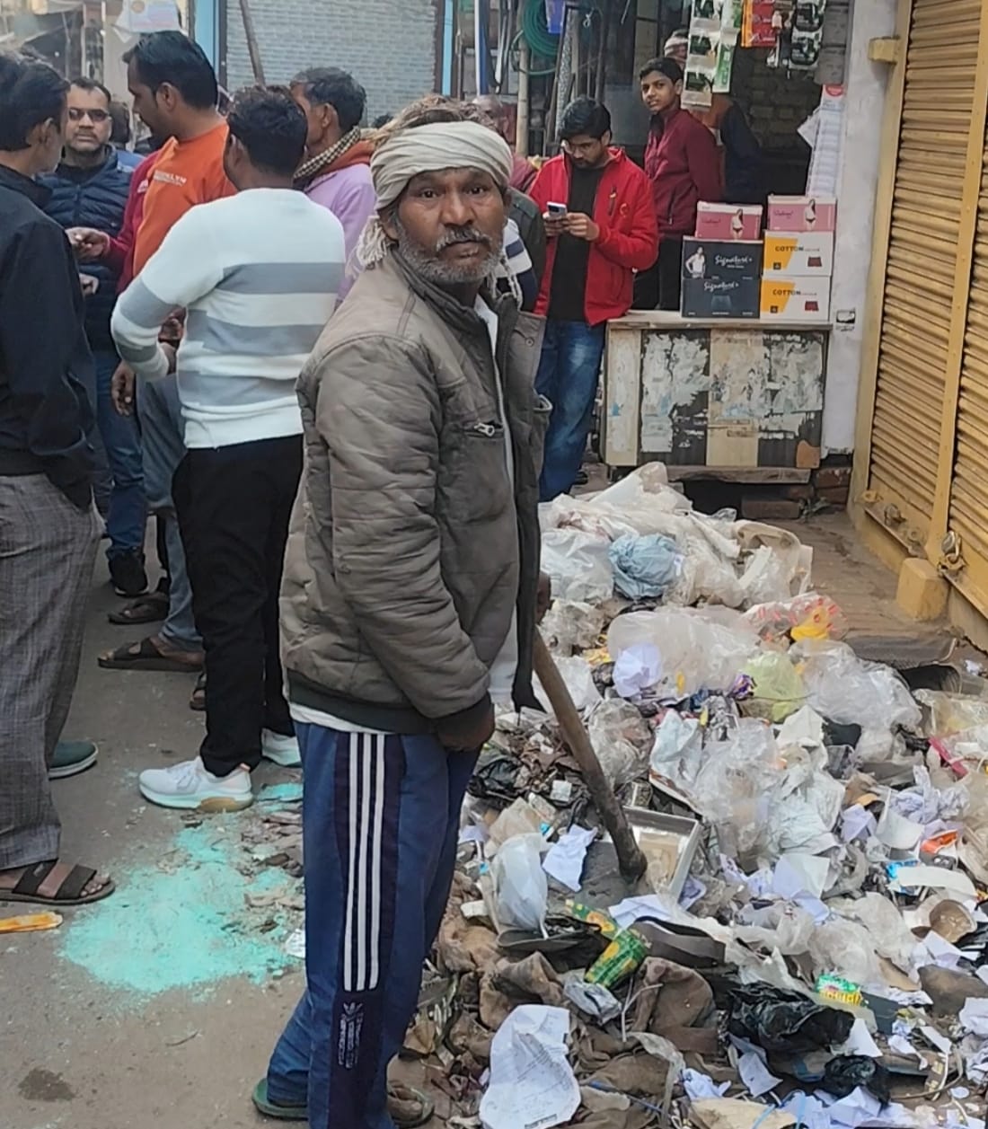 दुकान के आगे लगाये गए कूड़े के ढेर पर आक्रोशित हुए व्यापारी