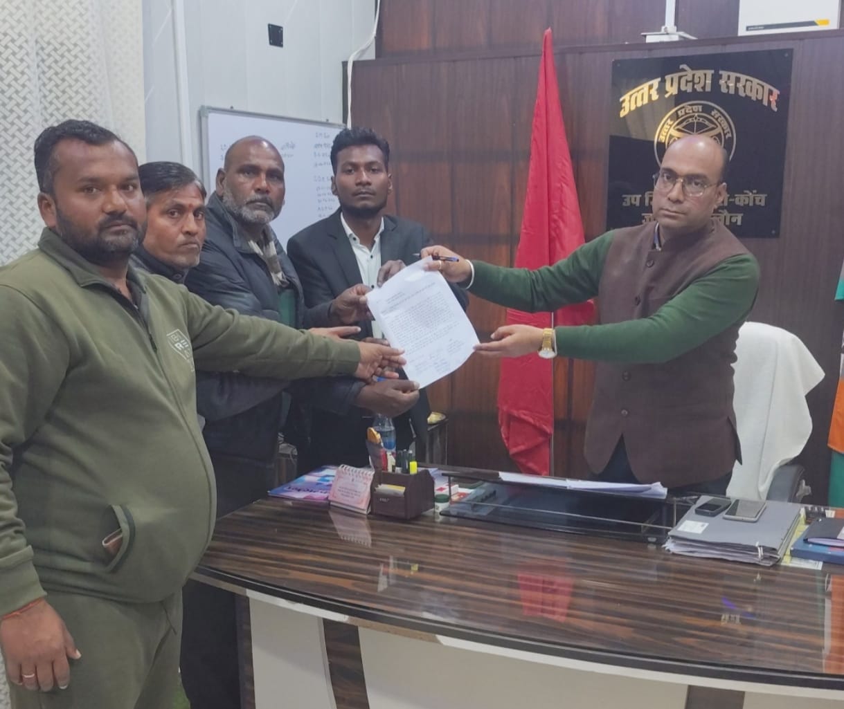 गलत नाला निर्माण पर ग्रामीणों ने एसडीएम को सौंपा ज्ञापन