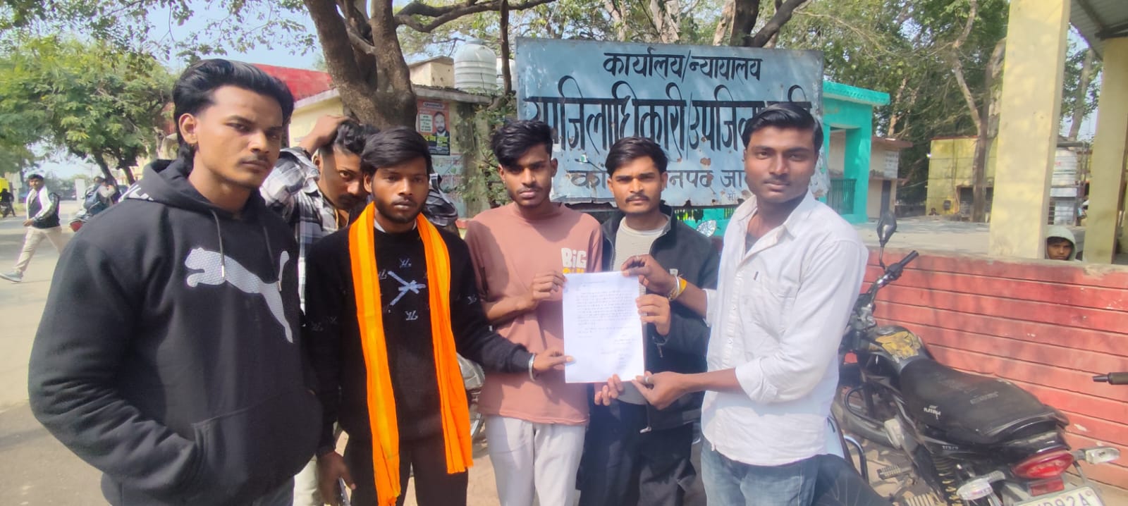 गौवंशजों की दुर्दशा देखने पर प्रधान व सचिव दे रहे धमकी