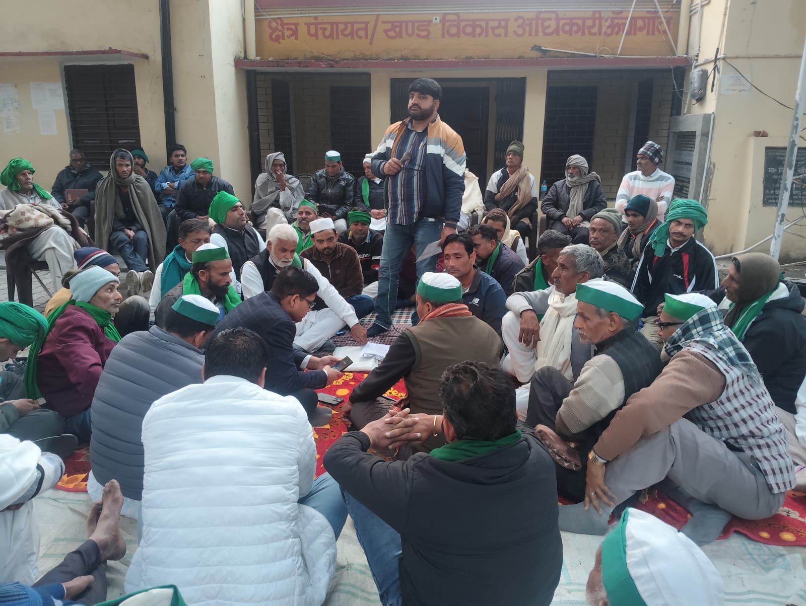 ऊंचागांव ब्लॉक पर धरना स्थल पर  प्रतिनिधि व किसानों के बीच तीखी नोकझोक