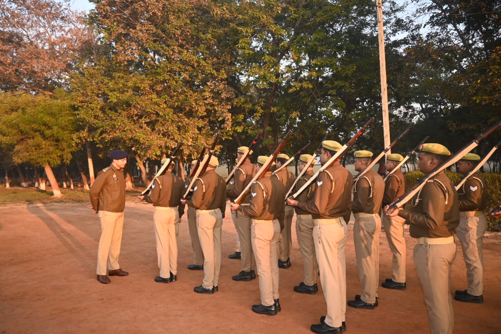 वरिष्ठ पुलिस अधीक्षक सौरभ दीक्षित द्वारा रिजर्व पुलिस लाइन में परेड की ली सलामी