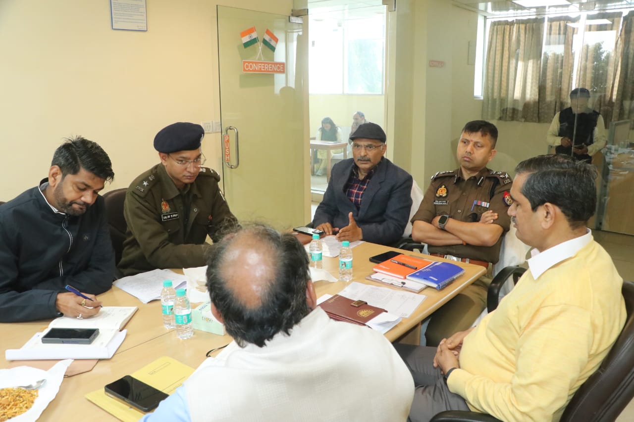 यमुना एक्सप्रेसवे पर सड़क दुर्घटनाओं पर अंकुश लगाने के संबंध में मण्डल आयुक्त एवं डीआईजी द्वारा की गयी समीक्षा बैठक