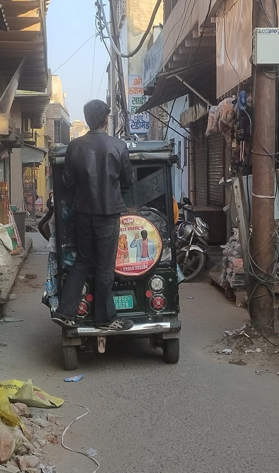 ओवरलोडिंग ई-रिक्शा दे रहे मौत को खुली चुनौती, प्रशासन बना मूक दर्शक