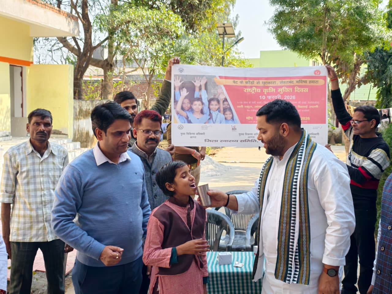 कस्तूरबा गांधी विद्यालय में कृमि मुक्ति अभियान का आगाज, ब्लॉक प्रमुख ने बच्चों को खिलाई दवा