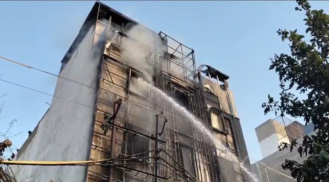 "शॉर्ट सर्किट ने बिगाड़ा उद्घाटन का जश्न: सिद्धि विनायक होटल जलकर खाक, बाल-बाल बचे मेहमान"