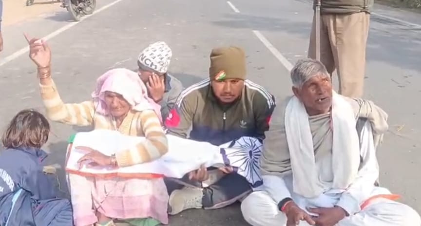 प्रधान व उसके साथियों पर शहीद के परिजनों ने लगाया मारपीट करने का आरोप