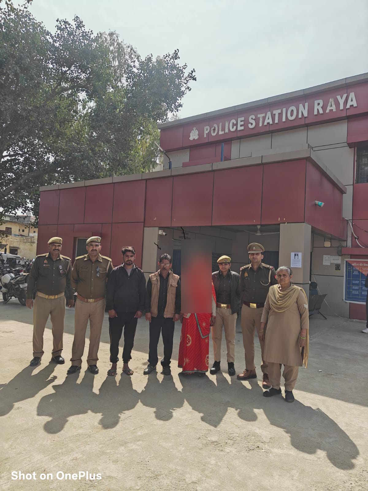 राया-दहेज हत्या के मामले में वांछित चल रहे एक महिला सहित तीन को किया गिरफ्तार