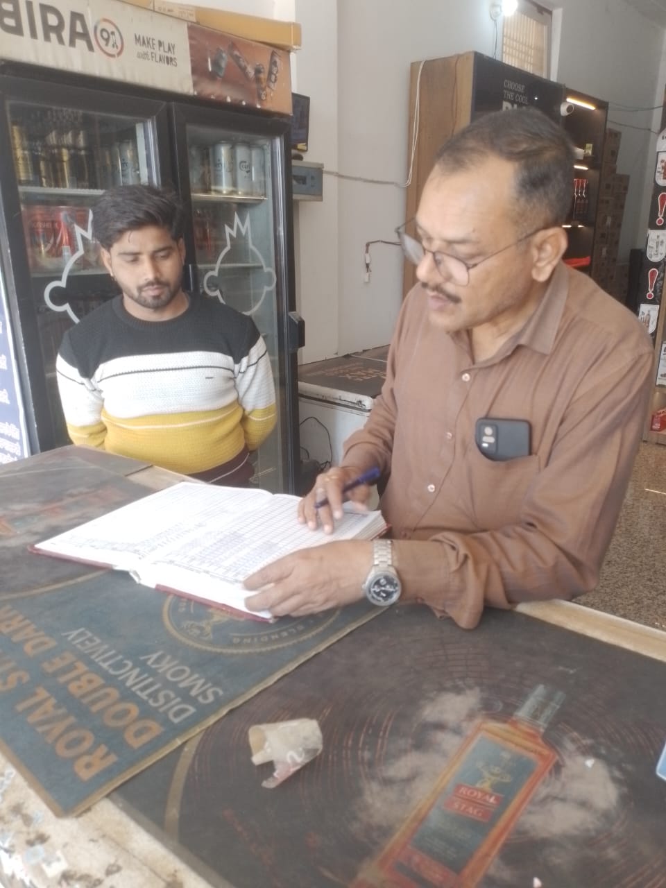 जिला आबकारी अधिकारी के निर्देशन में फुटकर देशी मदिरा एवं कम्पोजिट दुकानो का किया निरीक्षण