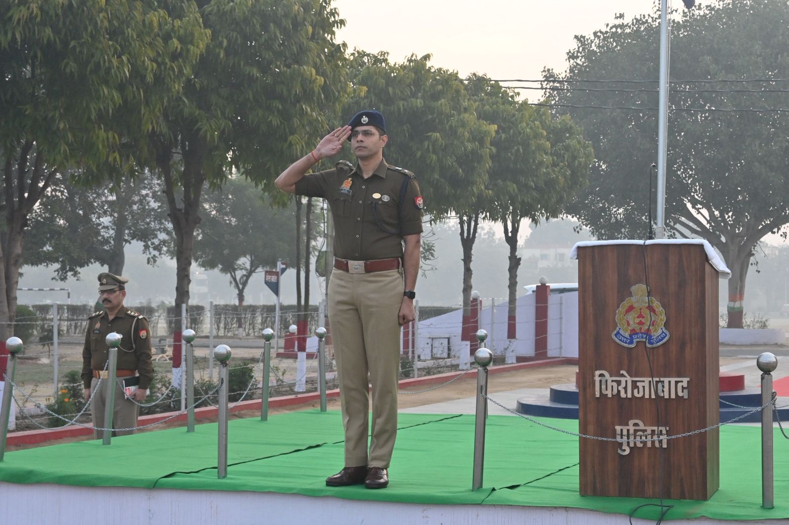 वरिष्ठ पुलिस अधीक्षक फिरोजाबाद सौरभ दीक्षित द्वारा रिजर्व पुलिस लाइन में शुक्रवार परेड की ली गई सलामी